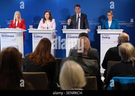 12. Juni 2026, Hamburg: Georg Eisenreich (2. V. R., CSU), Staatsminister der Justiz in Bayern und Koordinatorin der B-staaten, spricht neben Stefanie Hubig (rechts, SPD), Bundesministerin für Justiz und Verbraucherschutz; Anna Gallina (2. V. l., Allianz 90/die Grünen), Senatorin für Justiz und Verbraucherschutz; und Kathrin Wahlmann (links, SPD), Justizministerin des Landes Niedersachsen und Koordinatorin der A-staaten, während der Pressekonferenz im Anschluss an die Frühjahrstagung der Justizminister im Ameron Hamburg Hotel Speicherstadt. Foto: Marcus Brandt/dpa Stockfoto