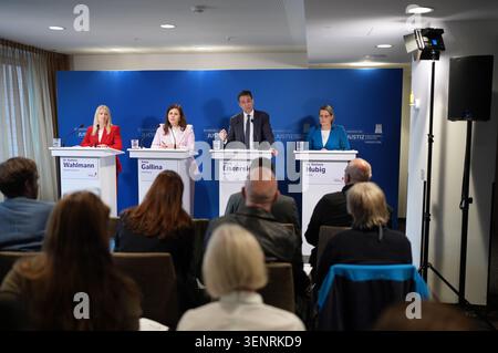 12. Juni 2026, Hamburg: Georg Eisenreich (2. V. R., CSU), Staatsminister der Justiz in Bayern und Koordinatorin der B-staaten, spricht neben Stefanie Hubig (rechts, SPD), Bundesministerin für Justiz und Verbraucherschutz; Anna Gallina (2. V. l., Allianz 90/die Grünen), Senatorin für Justiz und Verbraucherschutz; und Kathrin Wahlmann (links, SPD), Justizministerin des Landes Niedersachsen und Koordinatorin der A-staaten, während der Pressekonferenz im Anschluss an die Frühjahrstagung der Justizminister im Ameron Hamburg Hotel Speicherstadt. Foto: Marcus Brandt/dpa Stockfoto
