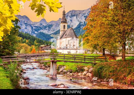 Herbstlandschaft der malerischen Pfarrkirche St. Sebastian in Ramsau am Berchtesgaden, Bayern, Deutschland Stockfoto