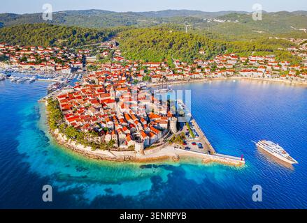 Strahlende Sommersonne Korcula Island von oben, atemberaubender Blick auf die Adria, Kroatien Stockfoto