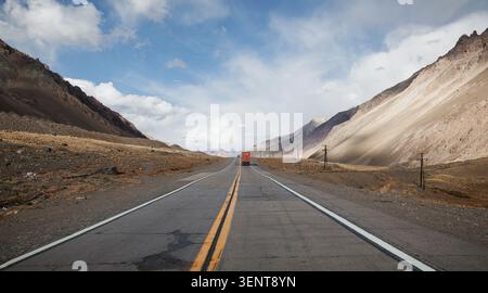 Ein gerader Abschnitt der National Route 7 (Ruta 7), der durch die raue, trockene Landschaft der Anden in der Nähe der Grenze führt Stockfoto