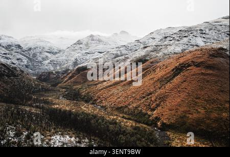 Ein atemberaubender Blick am Morgen von der Maliba Lodge im TS'ehlanyane Nationalpark, Lesotho. Das Bild zeigt einen seltenen Schneefall, der die Gipfel des staubt Stockfoto