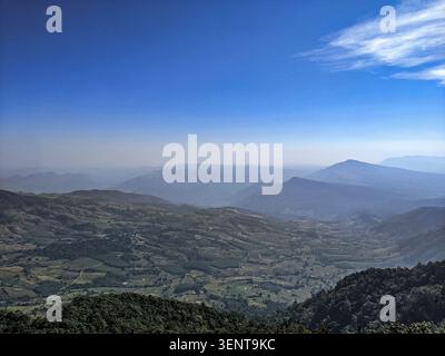 Überlagertes Bergtal unter blauem Himmel im ländlichen Thailand Stockfoto