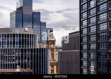 Blick auf die Skyline des Stadtzentrums von Birmingham, der den Kontrast zwischen historischer und moderner Architektur zeigt. Büroentwicklungen im Colmore. Stockfoto