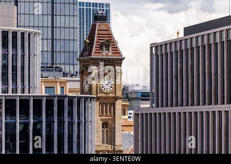 Blick auf die Skyline des Stadtzentrums von Birmingham, der den Kontrast zwischen historischer und moderner Architektur zeigt. Büroentwicklungen im Colmore. Stockfoto
