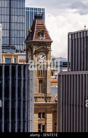 Blick auf die Skyline des Stadtzentrums von Birmingham, der den Kontrast zwischen historischer und moderner Architektur zeigt. Büroentwicklungen im Colmore. Stockfoto