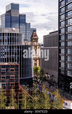 Blick auf die Skyline des Stadtzentrums von Birmingham, der den Kontrast zwischen historischer und moderner Architektur zeigt. Büroentwicklungen im Colmore. Stockfoto