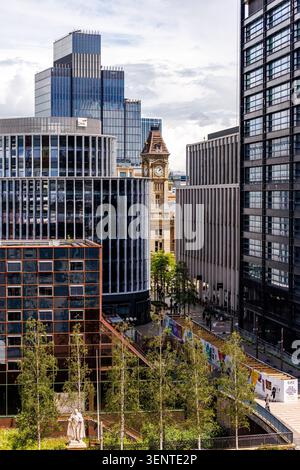 Blick auf die Skyline des Stadtzentrums von Birmingham, der den Kontrast zwischen historischer und moderner Architektur zeigt. Büroentwicklungen im Colmore. Stockfoto