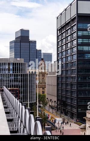 Blick auf die Skyline des Stadtzentrums von Birmingham, der den Kontrast zwischen historischer und moderner Architektur zeigt. Büroentwicklungen im Colmore. Stockfoto