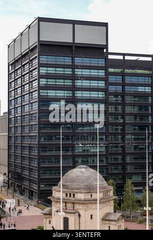 Blick auf die Skyline des Stadtzentrums von Birmingham, der den Kontrast zwischen historischer und moderner Architektur zeigt. Büroentwicklungen im Colmore. Stockfoto