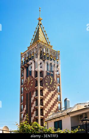 Batumi, Georgia - 09. Juni 2026: Wahrzeichen Piazza Uhrenturm mit schönem Backsteinmuster, dekorativem goldenen Turm und Balkonen. Stockfoto