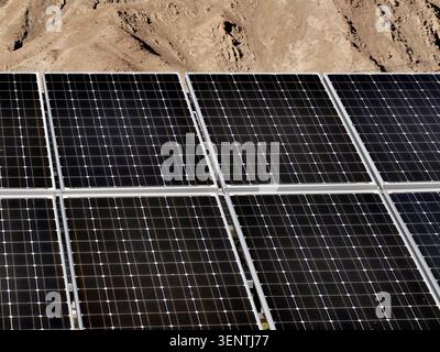 Nahaufnahme von Solarpaneelen im Solarpark in der Bergwüste von Ladakh, Indien. Nachhaltige Energie und erneuerbare Photovoltaik Stockfoto