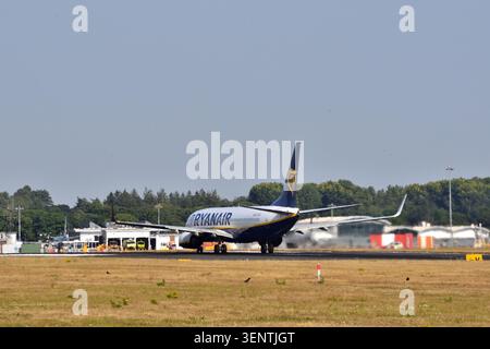 Ryanair Boeing 737-8AS EI-DLD startet am Flughafen Bournemouth. Stockfoto