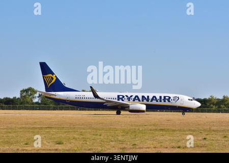 Ryanair Boeing 737-8AS EI-EGA fährt auf dem Flughafen Bournemouth. Stockfoto