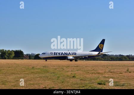 Ryanair Boeing 737-8AS EI-EGA startet am Flughafen Bournemouth. Stockfoto