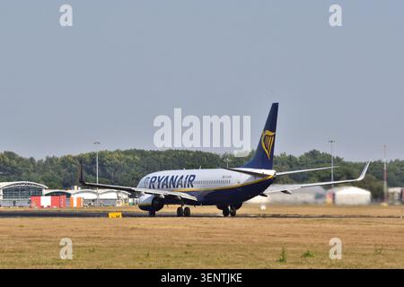 Ryanair Boeing 737-8AS EI-EGA startet am Flughafen Bournemouth. Stockfoto