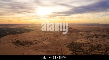 Aus der Vogelperspektive auf den Sonnenaufgang über den Sandsteinformationen in der antiken Stätte Hegra, Alula Stockfoto