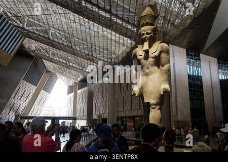 Statue von Ramesses II. In der Eingangshalle des Großen Ägyptischen Museums, Gizeh, Kairo Stockfoto