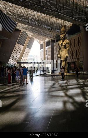 Statue von Ramesses II. In der Eingangshalle des Großen Ägyptischen Museums, Gizeh, Kairo Stockfoto