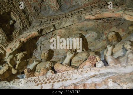 Yungang, China - 9. Mai 2026: Aufwändig geschnitzte farbenfrohe Ornamente in den Yungang Grotten mit exquisiter Handwerkskunst und lebendiger Kunst Stockfoto