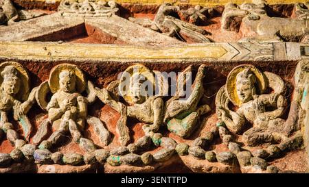 Yungang, China - 9. Mai 2026: Aufwändig geschnitzte farbenfrohe Ornamente in den Yungang Grotten mit exquisiter Handwerkskunst und lebendiger Kunst Stockfoto