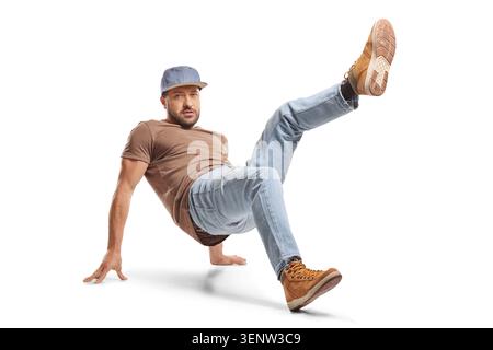 Junger Mann in Straßenkleidung Breakdance und Balancieren auf seinen Händen isoliert auf weißem Hintergrund Stockfoto