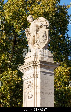 Statue für Südafrika am Dominion Gate am Eingang zur Mall, Buckingham Palace Memorial Gardens, St. James's Park, London, England, Großbritannien Stockfoto