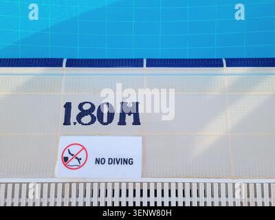 Warnschild kein Tauchen am Rand des Swimmingpools. Verbotene Verbotsanschrift und Informationen zur Wassertiefe am Pool. Stockfoto