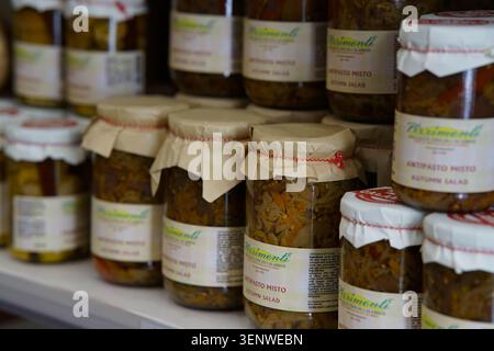 Gläser mit traditionellem kalabrischem Antipasto Misto und konserviertem Gemüse im Ladenregal in Reggio Calabria, Italien. Stockfoto