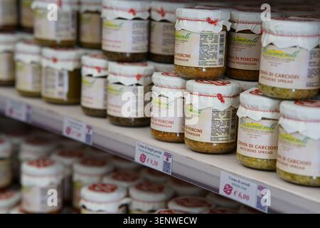 Gläser mit traditionellem kalabrischem Gemüse und Saucen im Supermarkt in Reggio Calabria, Italien. Stockfoto