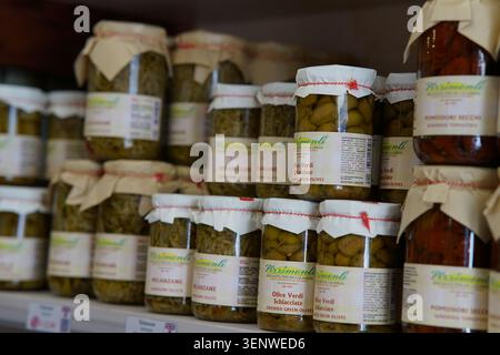 Gläser mit traditionellem kalabrischem Gemüse und Saucen im Ladenregal in Reggio Calabria, Italien. Stockfoto