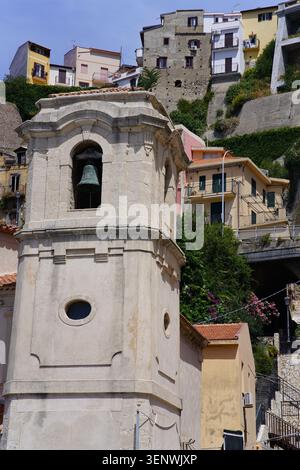 Chiesa dell'Immacolata Kirche Dach und Kuppel mit bunten Häusern im Hintergrund in Scilla, Kalabrien, Italien an sonnigen Tagen. Stockfoto