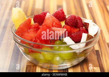 Frucht gesunder Salat aus Trauben, Wassermelone, Himbeere, Ananas und Kokos Stockfoto