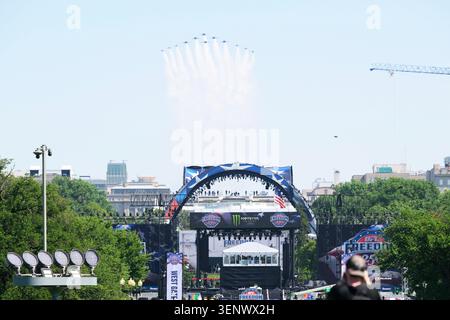 Washington, USA. Juni 2026. Eine Super Delta Formation der United States Navy Air Force Thunderbirds und der United States Navy Blue Angels tritt am 12. Juni 2026 im Washington Monument auf. (Foto: Lenin Nolly/NurPhoto) Credit: NurPhoto SRL/Alamy Live News Stockfoto