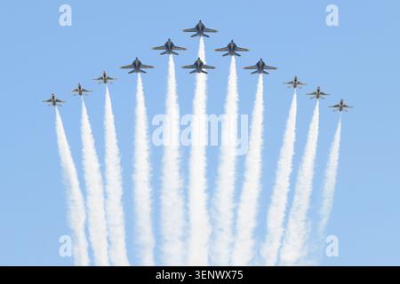Washington, USA. Juni 2026. Eine Super Delta Formation der United States Navy Air Force Thunderbirds und der United States Navy Blue Angels tritt am 12. Juni 2026 im Washington Monument auf. (Foto: Lenin Nolly/NurPhoto) Credit: NurPhoto SRL/Alamy Live News Stockfoto