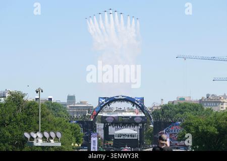 Washington, USA. Juni 2026. Eine Super Delta Formation der United States Navy Air Force Thunderbirds und der United States Navy Blue Angels tritt am 12. Juni 2026 im Washington Monument auf. (Foto: Lenin Nolly/NurPhoto) Credit: NurPhoto SRL/Alamy Live News Stockfoto