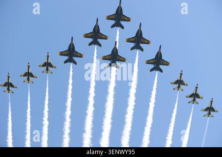 Washington, USA. Juni 2026. Eine Super Delta Formation der United States Navy Air Force Thunderbirds und der United States Navy Blue Angels tritt am 12. Juni 2026 im Washington Monument auf. (Foto: Lenin Nolly/NurPhoto) Credit: NurPhoto SRL/Alamy Live News Stockfoto