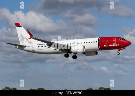 Norwegian Air Sweden Boeing 737-8 MAX mit Registrierung SE-RTV im kurzen Finale für Start- und Landebahn 18R (Polderbaan) des Amsterdamer Flughafens Schiphol Stockfoto
