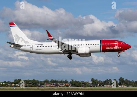 Norwegian Air Sweden Boeing 737-8 MAX mit Registrierung SE-RTV im kurzen Finale für Start- und Landebahn 18R (Polderbaan) des Amsterdamer Flughafens Schiphol Stockfoto