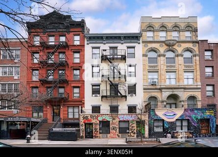 Farbenfrohe Geschäfts- und Apartmenthäuser in East Village in Manhattan Stockfoto