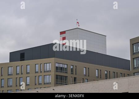 GER, Themenfotos, Krankenhausneubau, 12.06.2026 ein modernes Gebäudeensemble des Zentralklinikums Loerrach mit beigefarbenen, grauen und weiße Fassaden unter einem bewölkten Himmel. Auf einem höheren Gebäudeteil ist ein rot-weiß gestreifter Turm mit Windsack sichtbar. *** DE, Themenfotos, Neubau des Krankenhauses, 12 06 2026 Ein modernes Gebäudeensemble des Zentralkrankenhauses Loerrach mit beigen, grau-weißen Fassaden unter bewölktem Himmel Ein rot-weiß gestreifter Turm mit Windsocke ist auf einem höheren Gebäudeteil zu sehen Copyright: XEibner-Pressefoto/ThomasxHessx EP THS Stockfoto