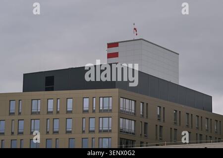 GER, Themenfotos, Krankenhausneubau, 12.06.2026 Moderne Gebäudekomplex des Zentralklinikums Loerrach mit beiger Fassade, dunklem Aufsatz und einem weiss-roten Windsack auf dem Dach unter grauem Himmel. *** DE, Themenfotos, Krankenhausneubau, 12 06 2026 Moderne Gebäudekomplexe des Zentralkrankenhauses Loerrach mit beigefarbener Fassade, dunkler Decke und einer weiß-roten Windsocke auf dem Dach unter grauem Himmel Copyright: XEibner-Pressefoto/ThomasxHessx EP THS Stockfoto
