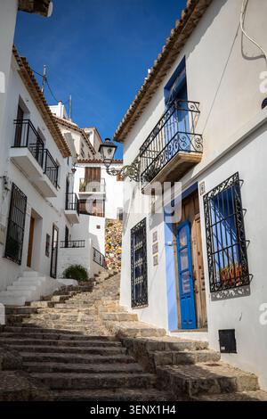Typische Straße im historischen Zentrum von Altea, Alicante, Valencianische Gemeinde, Spanien Stockfoto