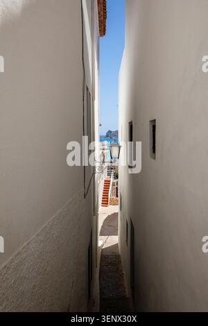 Gasse mit Straßenlaterne in Altea, Alicante, Valencianische Gemeinschaft, Spanien, mit dem Meer im Hintergrund Stockfoto