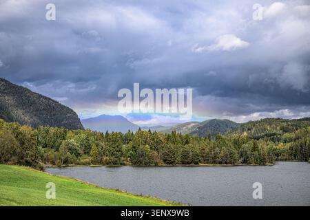 Die Sonne, die wir vor uns sehen können, bildet einen schönen Regenbogen über der großen Landschaft Stockfoto