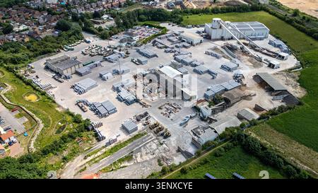 Eine Luftaufnahme eines großen Industriekomplexes mit verschiedenen Gebäuden, Lagerbereichen und Baumaschinen in Knottingley, Großbritannien. Stockfoto
