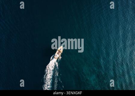 Einsames Boot, Das Durch Die Gewässer Der Deep Blue Bay Fährt Stockfoto