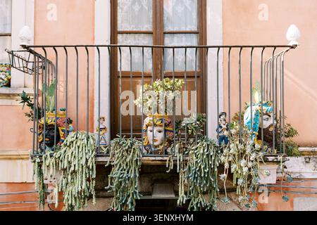 Sizilianischer Balkon mit Keramikköpfen und Sukkulenten in Taormina Stockfoto