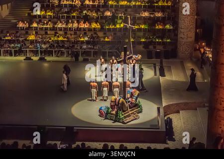 13.02.2024, Mexiko, Playa del Carmen: Traditionelle Vorstellung auf der Theaterbühne im Xcaret Park. Darsteller präsentieren eine traditionelle mexikanische Kulturshow Stockfoto