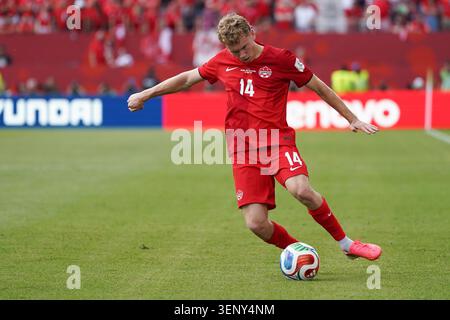 Toronto, Kanada. Juni 2026. Jacob SHAFFELBURG #14 von Kanada tritt beim Spiel der Gruppe B der FIFA Fussball-Weltmeisterschaft 2026 zwischen Kanada und Bosnien und Herzegowina im Toronto Stadium in den Ball. Am 12. Juni 2026 in Toronto, Kanada. (Foto: Leonardo Ramirez/ Credit: Eyepix Group/Alamy Live News Stockfoto